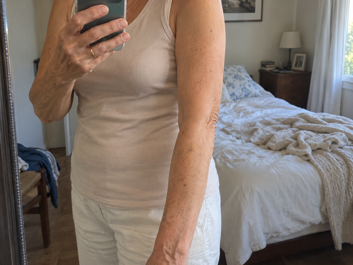 Brazo de piel madura con aspecto cuidado